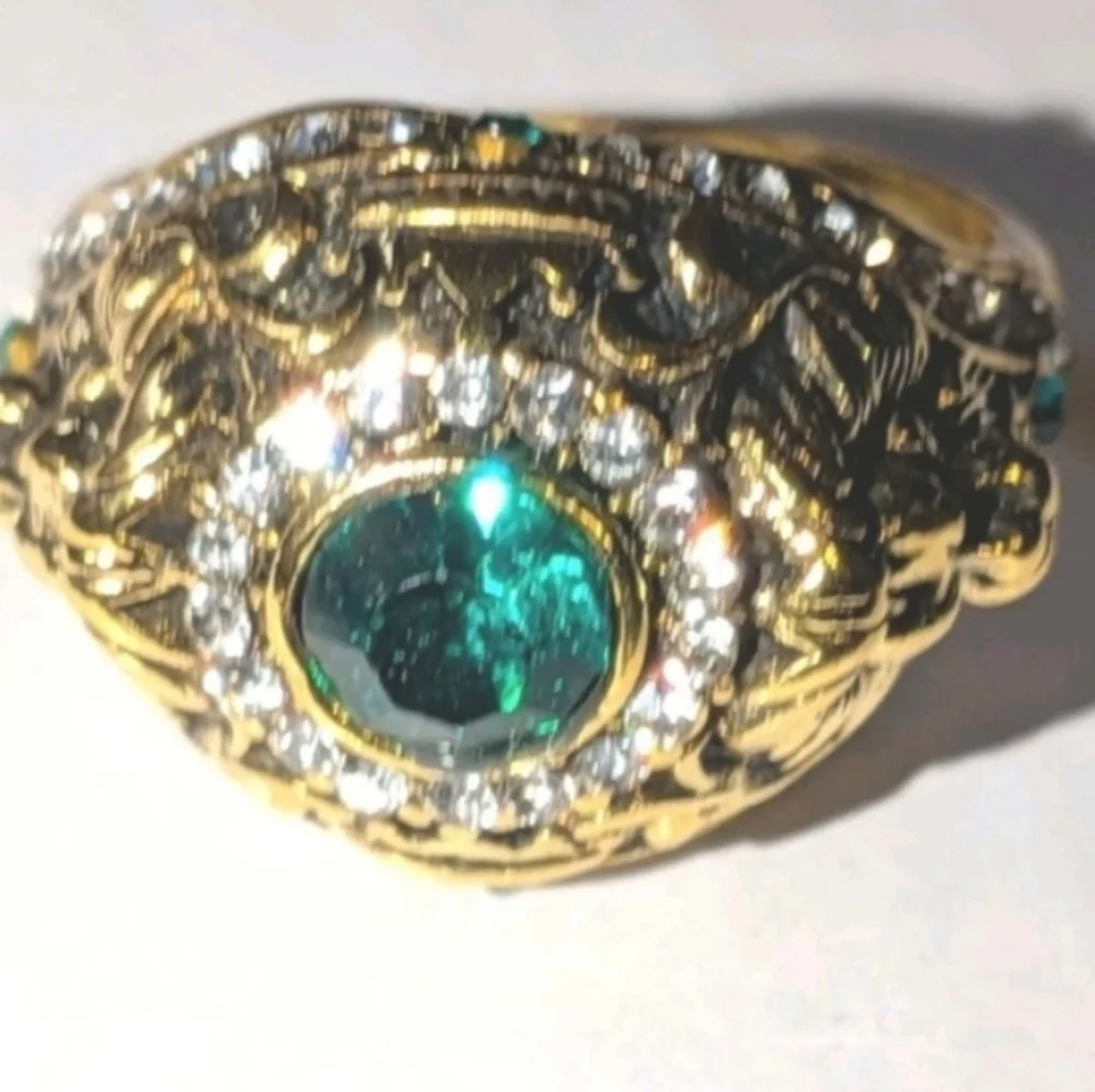Elegant Golden Lion and Green Gemstone Mens Ring Sz 10